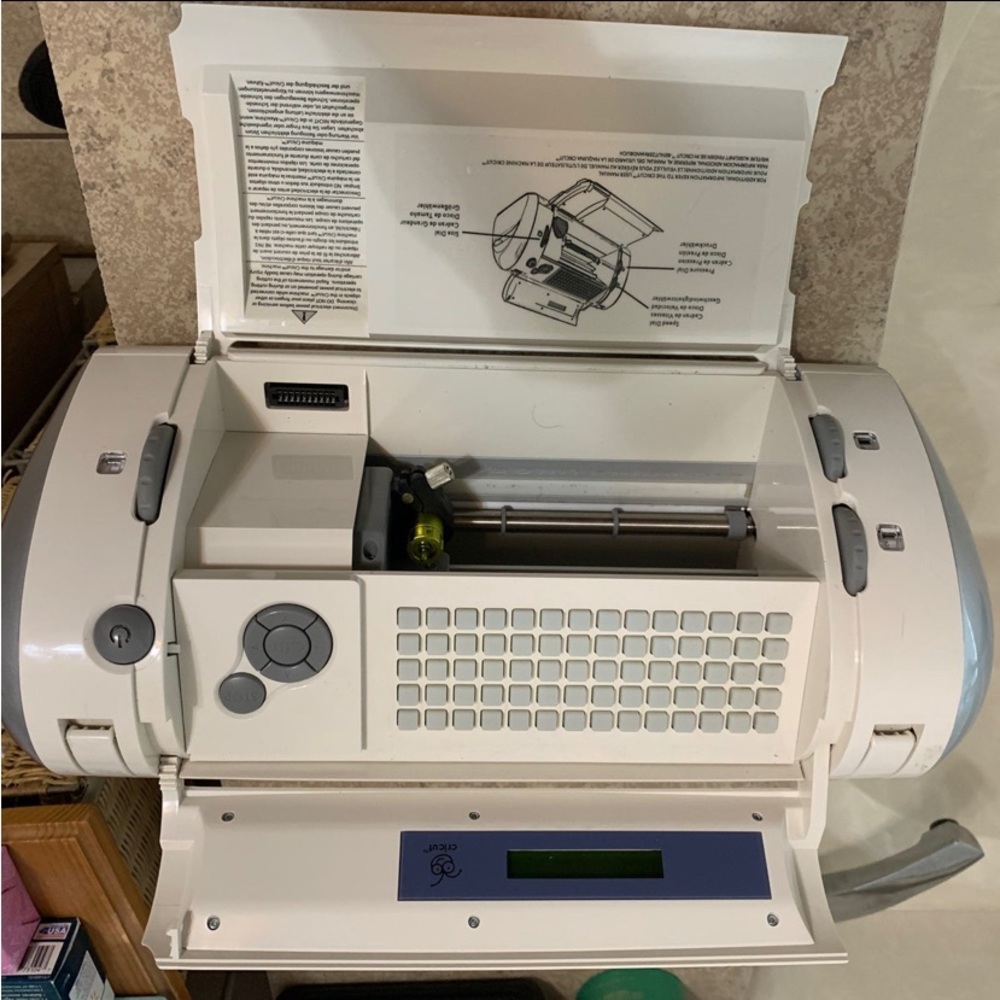 CRICUT CRV001 Personal Scrapbook Paper Craft Cutting Machine + Plus Extras